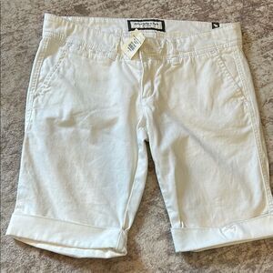 Abercrombie and Fitch new white Bermuda 0